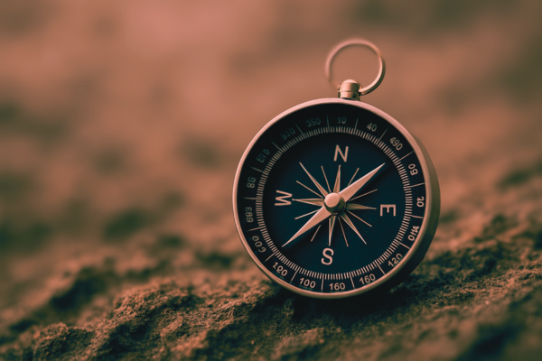 Kompas op rotsachtige ondergrond